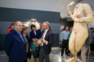 Dr Henryk Meyza, director of the PCMA mission in Nea Paphos, showing guests around the exhibition