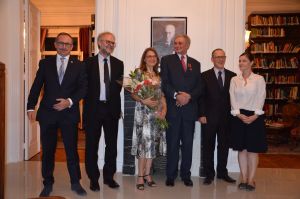 Dr. Zbigniew Szafrański after the decoration ceremony with wife Kate at the Research Center in Cairo University of Warsaw in Heliopolis, 19 October 2015. Standing from left: Director of the Polish Centre of Mediterranean Archaeology University of Warsaw Dr. hab. Tomasz Waliszewski, Ambassador of Poland in Cairo Michał Murkociński, Kate Szafrańska and Dr. Zbigniew Szafrański, Director of the Research Center in Cairo Dr. Artur Obłuski and Dr. Joanna Then-Obłuska (fot. A. Wieczorek)